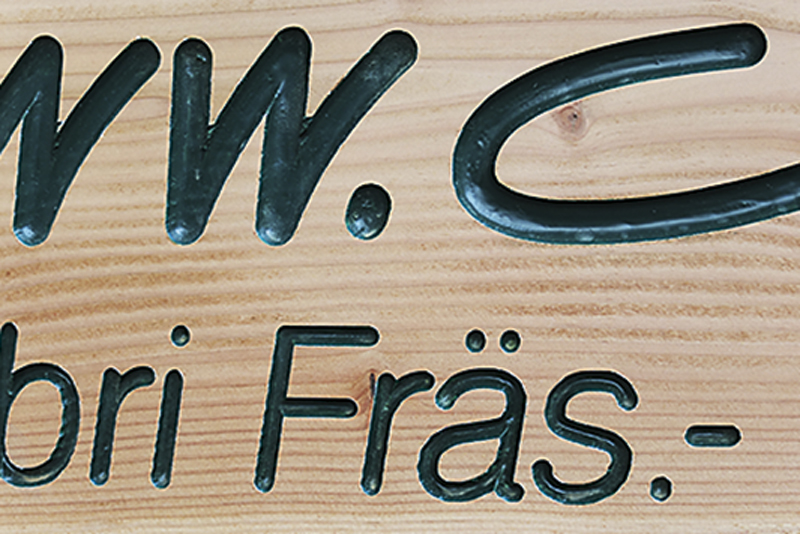 Holzschild gefräst und tiefer liegende Flächen koloriert. Holzschild gefräst und tiefer liegende Flächen koloriert.