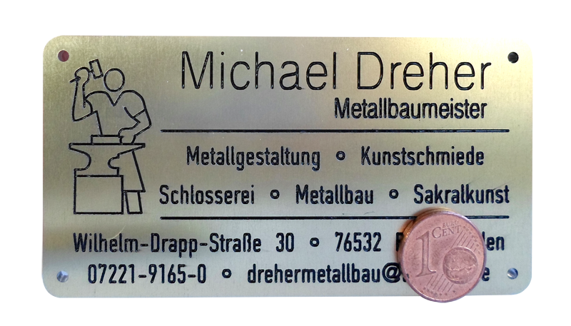 Gefrästes u. graviertes Typenschild aus Aluminium,  goldeloxiert - 3 mm stark, 92 mm breite Sonderform m. runden Ecken, Schrift graviert und schwarz ausgelegt.