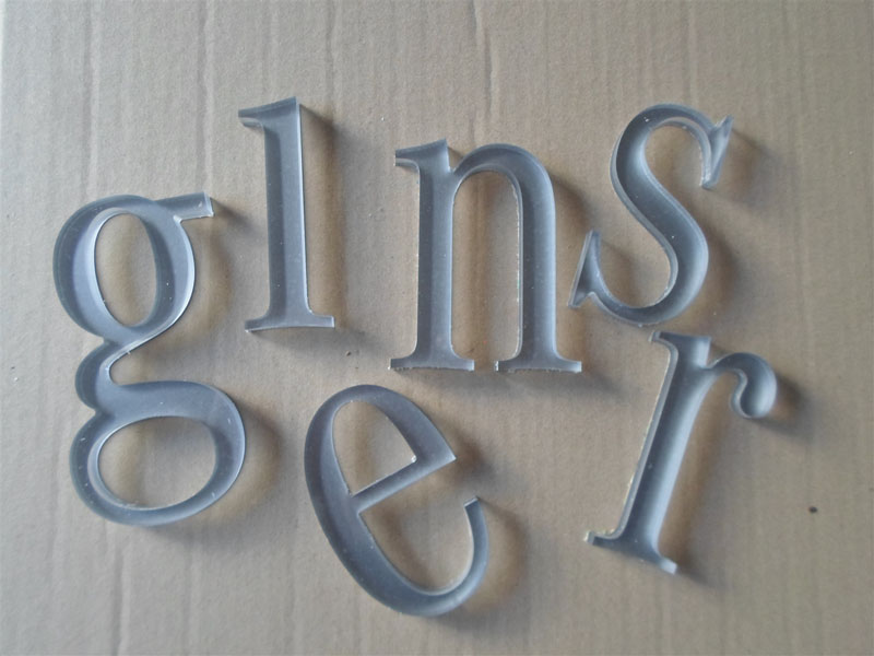 Fräsbuchstaben, separat gefräste Buchstaben aus Kunststoff