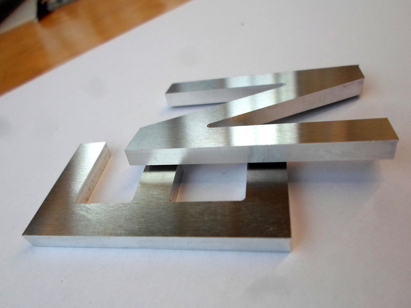 Fräsbuchstaben, separat gefräste Buchstaben aus Kunststoff