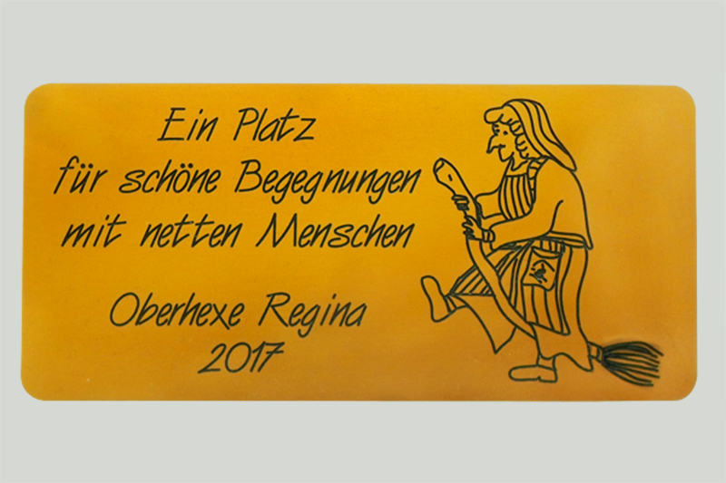 Gravurschild mit Hexenmotiv, 2 mm Aluminium, gold eloxiert, schwarz koloriert.