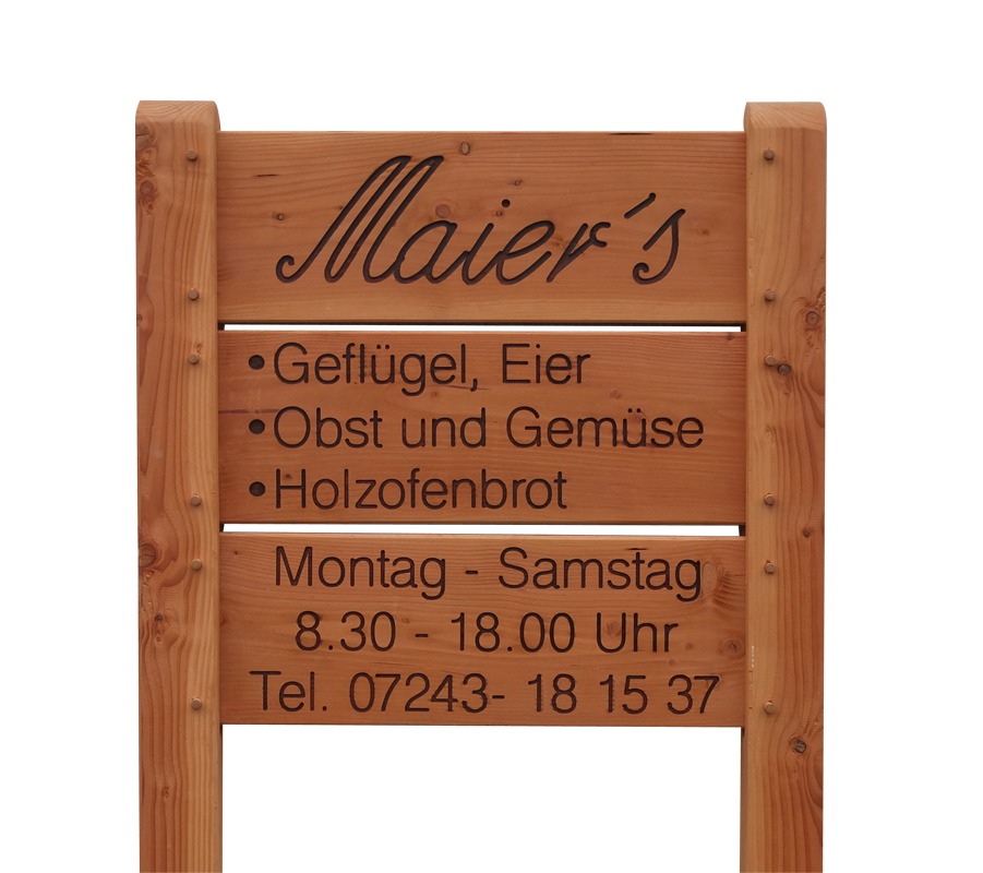 Holzschildersystem für einen Hofladen, komplett aus Holz.