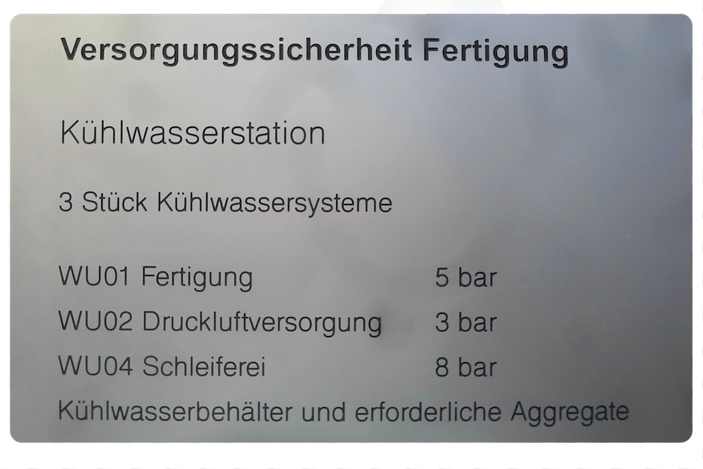 Industrieschild, Schrift eingaviert und mit Nitrolack koloriert.