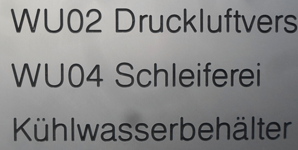 Industrieschild, Schrift eingaviert und mit Nitrolack koloriert.