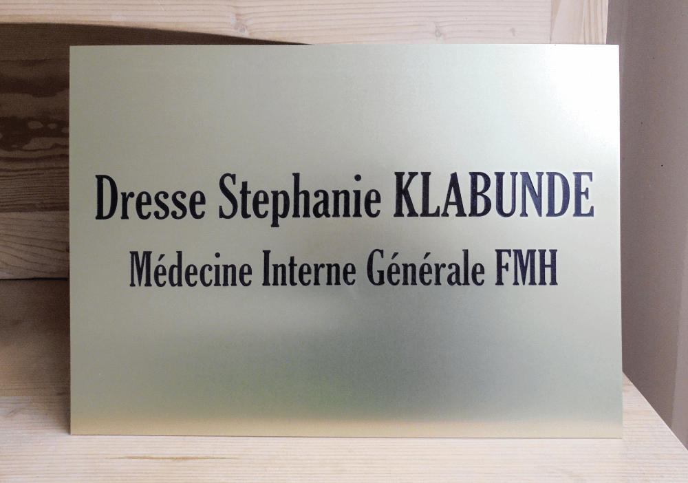 Kanzleischild aus 3 mm Aluminium, eloxiert, Schrift mit Nitrolack koloriert.