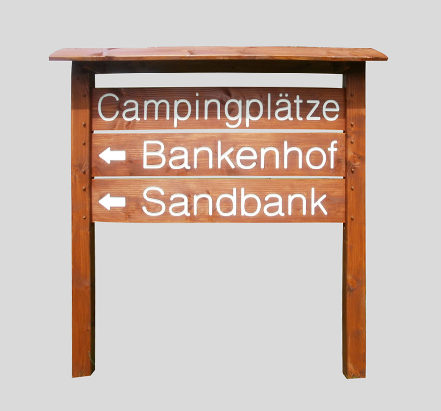 Überdachte Holzschilderkonstruktion aus Douglasienholz für einen Campingplatz. Überdachte Holzschilderkonstruktion aus Douglasienholz für einen Campingplatz.