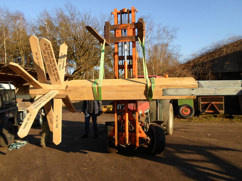 Abtransport des Wegweisers zum Kunden. Grundpfeiler Eichenstamm Durchmesser 300 mm x 300 mm. Abtransport des Wegweisers zum Kunden. Grundpfeiler Eichenstamm Durchmesser 300 mm x 300 mm.
